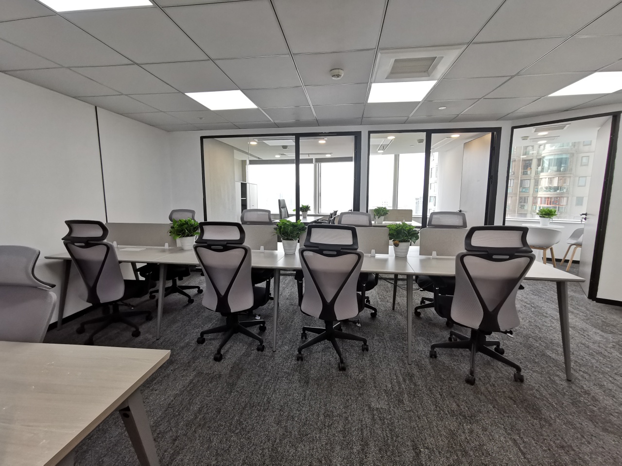 中港汇118平精装修带家具办公室出租
